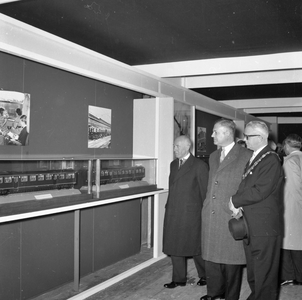 858592 Afbeelding van de tentoonstelling ter gelegenheid van de opening van het nieuwe N.S.-station Beverwijk, met ...